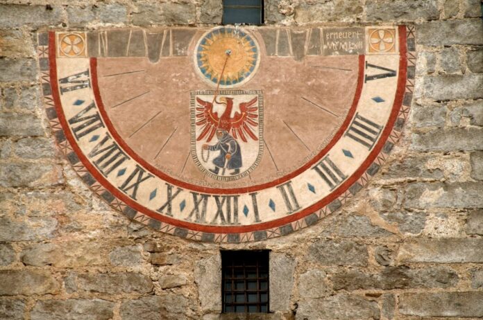 Sonnenuhr in Sterzing, Südtirol, Bild: AdobeStock Sonnenuhr in Sterzing, Südtirol, Bild: AdobeStock
