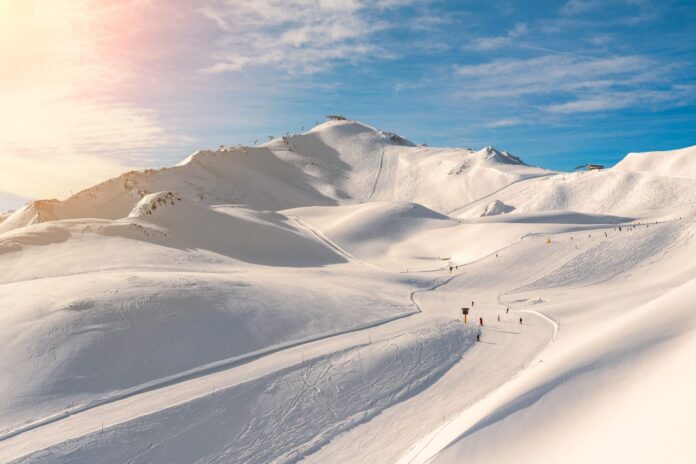 Berge, Schnee, Skifahren, Bild: AdobeStock Berge, Schnee, Skifahren, Bild: AdobeStock
