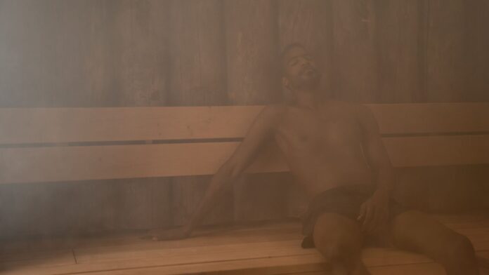 sauna-nach-dem-sport Sauna nach dem Sport: Mann entspannt auf der Holzbank in der Sauna